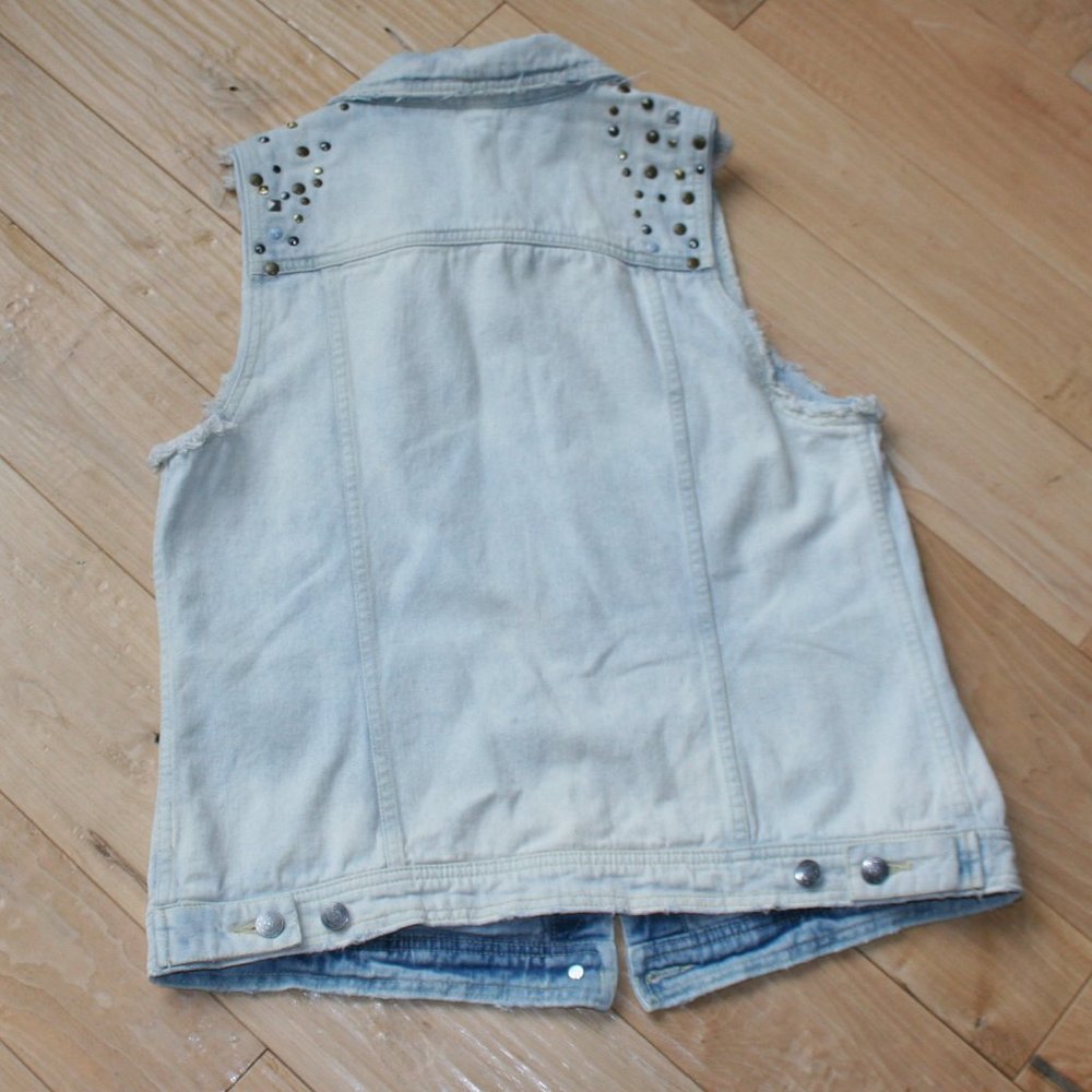 Free People Size LG Sleevless Studded Jean Jacket - Picture 3 of 11